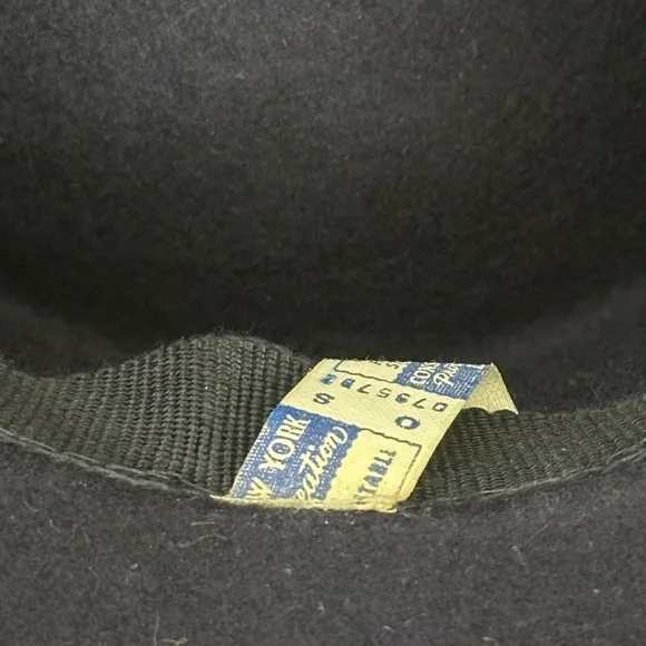 DISTINGUISHED 1940\'s NAVY TILT FELT HAT -  INDENTED CYLINDRICAL CROWN & VEIL DISTINGUISHED 1940 main image 3